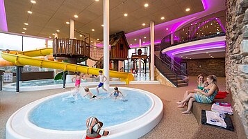 Große Wasserwelt des Familienhotels Schreinerhof im Bayerischen Wald mit Babyplanschbecken und Rutschen.