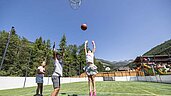 Kinder spielen Basketball auf dem Funcourt vom Galtenberg Family und Wellness Resort