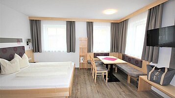 Gemuetlich eingerichtetes Doppelzimmer im Familienhotel STefan in Tirol.