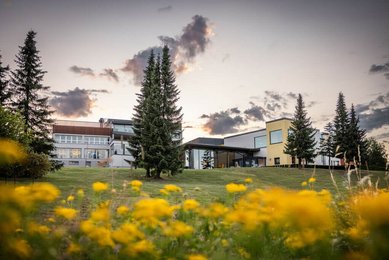 Hotelansicht von außen vom Elldus Resort in Oberwiesentahl im Erzgebirge