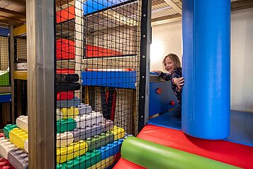 Spielendes Kind in der Softplayanlage im Familienhotel Mein Krug im Fichtelgebirge.