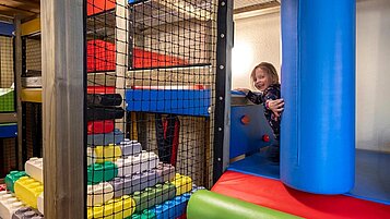 Spielendes Kind in der Softplayanlage im Familienhotel Mein Krug im Fichtelgebirge.