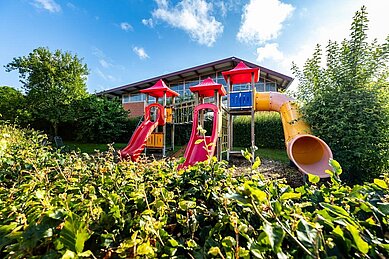 Ein Kinderspielplatz mit Röhrenrutschen im Familienhotel Ottonenhof im Sauerland