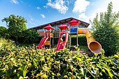 Ein Kinderspielplatz mit Röhrenrutschen im Familienhotel Ottonenhof im Sauerland