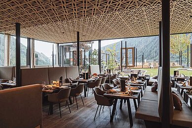 Das moderne und lichtdurchflutete Restaurant im Familienhotel Huber in Südtirol.