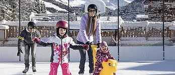 Mutter und Tochter beim Eislaufen auf dem hoteleigenen Eislaufplatz vom Galternberg Family & Wellness Resort