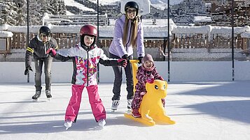 Mutter und Tochter beim Eislaufen auf dem hoteleigenen Eislaufplatz vom Galternberg Family & Wellness Resort