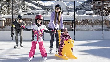 Mutter und Tochter beim Eislaufen auf dem hoteleigenen Eislaufplatz vom Galternberg Family & Wellness Resort