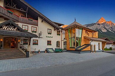 Ansicht des Familienhotels Tirolerhof in Ehrwald im Sommer