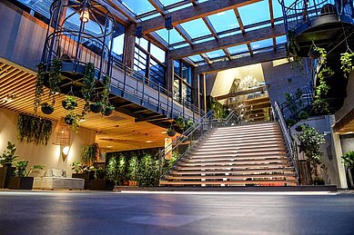 Ein Blick in das riesige Foyer des Familienhotels Ulrichshof im Bayerischen Wald