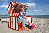 Mutter und Kind genießen die Sonne im Strandkorb an der Nordsee