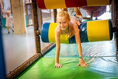 Ein Mädchen in der Softplayanlage im Familienhotel Elldus Resort im Erzgebirge