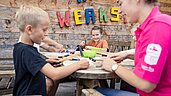 Kinder spielen in der Kreativ Werkstatt des Familienhotels Allgäuer Berghof.