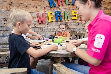 Kinder spielen in der Kreativ Werkstatt des Familienhotels Allgäuer Berghof.