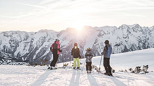 Oberösterreich im Winter erleben: Gemeinsame Skitour mit der Familie im Skigebiet Pyhrn Priel Hinterstoder.