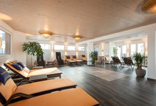 Großer Ruheraum mit Liegen zum Entspannen im Familienhotel Das Kaltschmid in Seefeld Tirol.