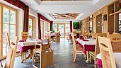 Das gut ausgestattete Familienrestaurant mit Hochstühlen und gedecktem Tisch im Wellness- & Familienhotel Egger in Saalbach Hinterglemm.