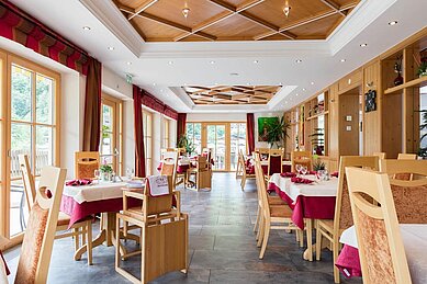 Das gut ausgestattete Familienrestaurant mit Hochstühlen und gedecktem Tisch im Wellness- & Familienhotel Egger in Saalbach Hinterglemm.