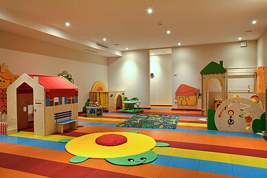 Baby-Club mit babysicheren Spielgeräten und Babybetreuung im Familienhotel Galtenberg Family & Wellness Resort in Tirol.