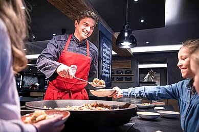 Live Cooking am Abendbuffet im Familienhotel Allgäuer Berghof.