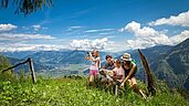 Vierköpfige Familie beim Wandern in den Salzburger Bergen.