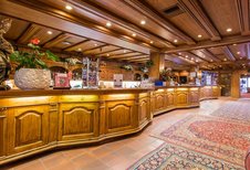 Die große, hell beleuchtete Rezeption vom Familienhotel Das Kaltschmid in Seefeld Tirol.