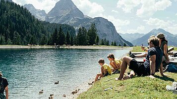 Familie entspannt am tiefblauen Bergsee im Familienurlaub in Tirol