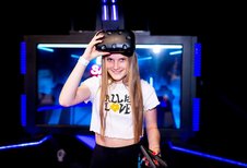 Virtuelle Welten erleben im Familienhotel Ungarn: Ein Teenager genießt die aufregende Virtual-Reality-Experience im Kolping Family Resort.