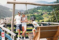 Eine Familie plant eine Fahrradtour im Familienhotel Das Hopfgarten in Tirol.