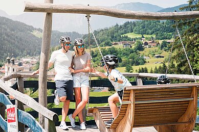 Eine Familie plant eine Fahrradtour im Familienhotel Das Hopfgarten in Tirol.