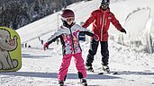 Kinder lernen im Familienhotel Galtenberg in Tirol das Skifahren.