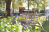 Gemütliche Bank mit Tisch im Außengelände des Familienhotels Gut Landegge.