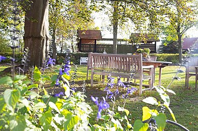 Gemütliche Bank mit Tisch im Außengelände des Familienhotels Gut Landegge.