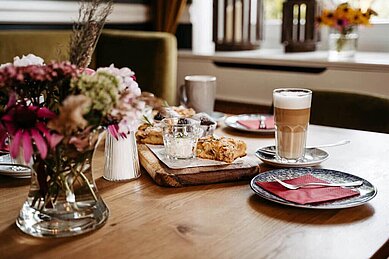 Liebevoll gedeckter Kaffeetisch mit leckerem Kuchen im Landhaus Averbeck in der Lüneburger Heide.