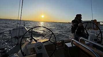 Segelyacht von Olaf während des Sonnenuntergang-Törns.