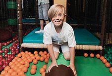 Junge spielt in der Softplayanlange vom Familienhotel Tirolerhof