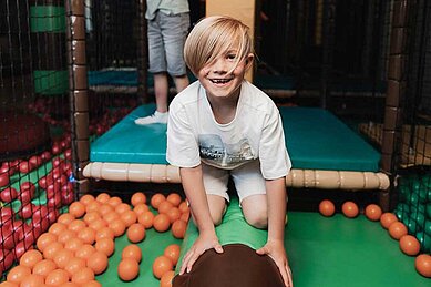 Junge spielt in der Softplayanlange vom Familienhotel Tirolerhof