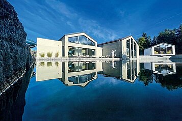 Wunderschöne Aufnahme des Familienhotels Ulrochshof im Bayerischenwald vom Pool.