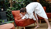 Mutter mit Baby im Wellnessbereich im Familienhotel Baby & Kinder Bio-Resort Ulrichshof im Bayerischen Wald