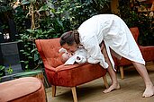 Mutter mit Baby im Wellnessbereich im Familienhotel Baby & Kinder Bio-Resort Ulrichshof im Bayerischen Wald