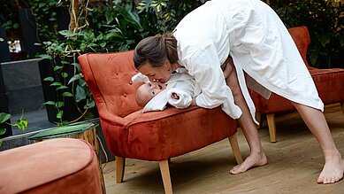 Mutter mit Baby im Wellnessbereich im Familienhotel Baby & Kinder Bio-Resort Ulrichshof im Bayerischen Wald