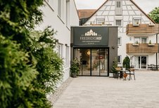 Der moderne Hoteleingang zeigt auf den ersten Blick, dass man im Familienhotel Friedrichshof herzlich willkommen ist.