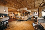 Der Restaurant- und Loungebereich mit einer tollen Bar im Alpenhotel Kindl im Stubaital in Tirol.