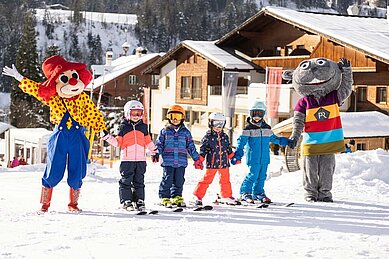 Die beiden Maskottchen Happy und Pletzi beim Skikurs im Das Hopfgarten.