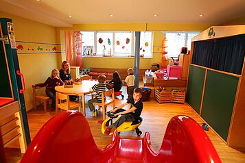 Kinder spielen im Happy Club im Familienhotel Sonne Bezau Vorarlberg.