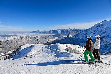 Skifahrer genießen die Aussicht auf die Allgäuer Alpen bevor sie wieder ins Familienhotel Bavaria fahren.