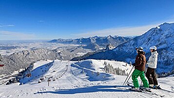 Skifahrer genießen die Aussicht auf die Allgäuer Alpen bevor sie wieder ins Familienhotel Bavaria fahren.