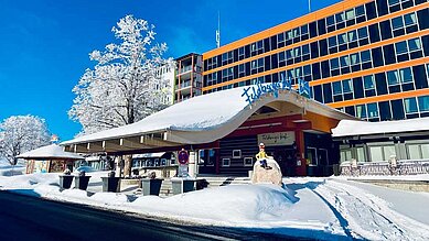 Hotelansicht des Familienhotels Feldberger Hof im Winter.