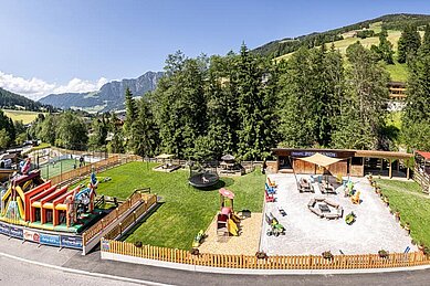 Luftaufnahme des Funcourt des Familienhotels Galtenberg Family & Wellness Resort