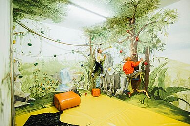 Happy-Club mit einer Kletterwand im Familienhotel Kinderhotel Sailer in Pitztal.